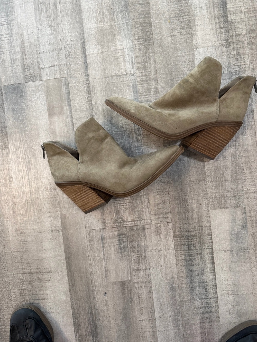 Vince Camuto Gigietta Womens 9M Taupe Suede Cutout Block Heel Ankle Booties